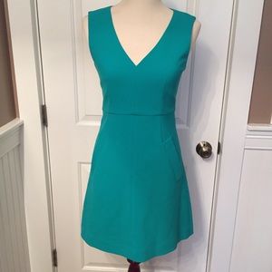 DIANE VON FURSTENBERG DRESS GREEN MINI V-NECK SLEEVELESS DVF HALLE Size 4